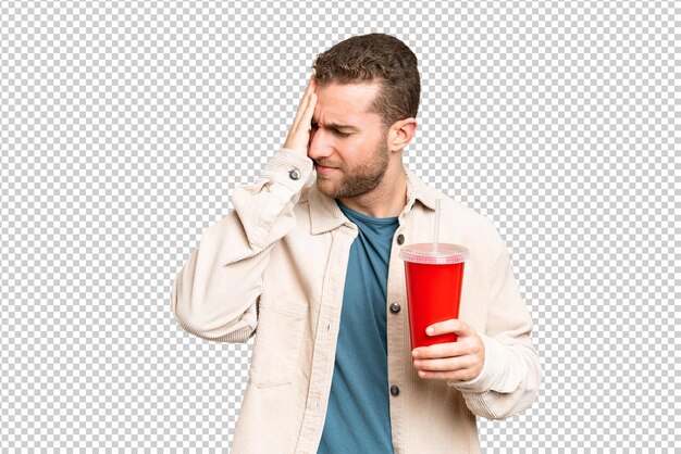 Joven hombre rubio guapo sosteniendo refresco sobre el fondo de la llave de croma aislada con dolor de cabeza