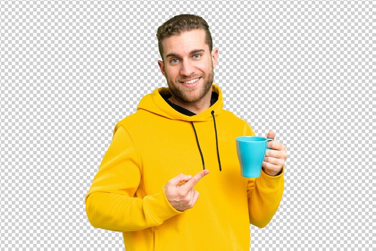 PSD joven hombre rubio guapo sosteniendo una taza de café sobre un fondo aislado y apuntándolo