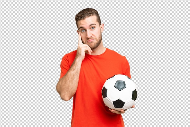 Joven jugador de fútbol hombre más aislado chroma clave de fondo pensando en una idea