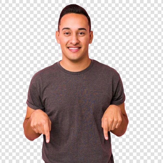 Un joven latino posando en una pared rosada apunta hacia abajo con los dedos un sentimiento positivo en transparente