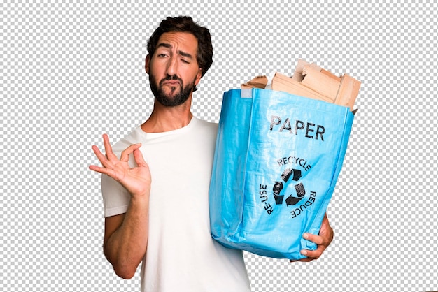 Joven loco barbudo y expresivo con una bolsa para reciclar