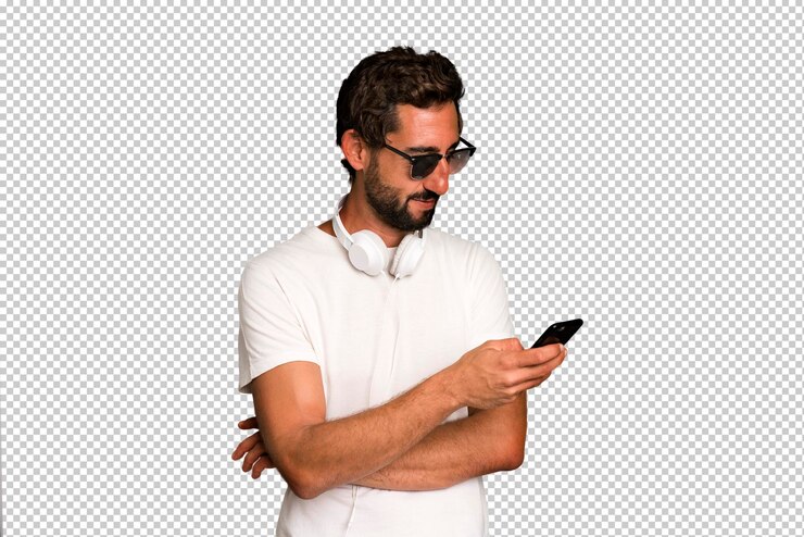 PSD joven loco barbudo y expresivo usando su teléfono