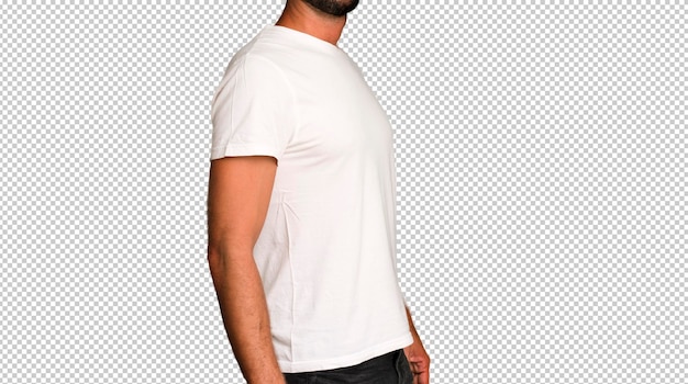 Joven loco barbudo y expresivo vistiendo una camiseta en blanco vacía simulada