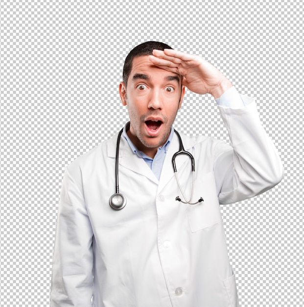 Joven médico sorprendido buscando