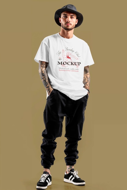 Joven modelo posando en una maqueta de estudio