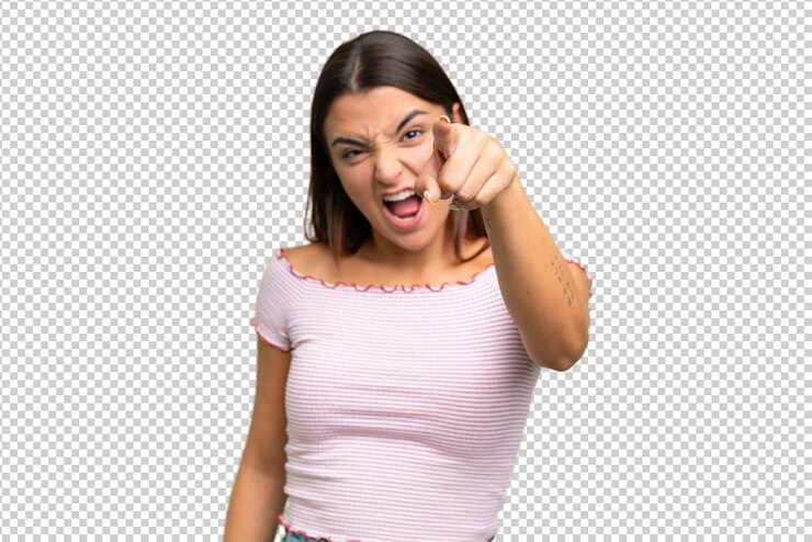 PSD joven mujer caucásica aislada en fondo de croma verde frustrada y señalando hacia el frente