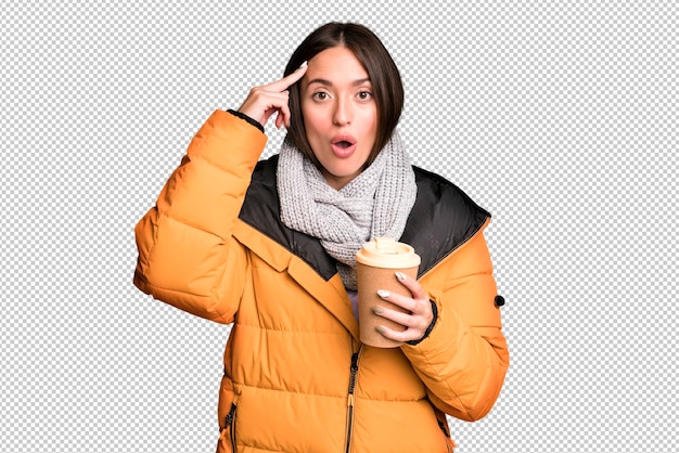 PSD joven mujer hispana bonita con un café para llevar y vistiendo un anorak