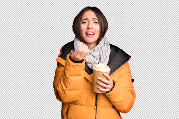 PSD joven mujer hispana bonita con un café para llevar y vistiendo un anorak