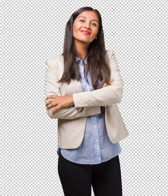 Joven mujer india de negocios cruzando los brazos, sonriente y feliz, confiada y amigable