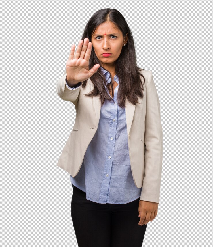 PSD joven mujer india seria y decidida