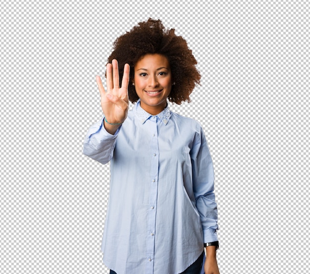 Joven mujer negra haciendo gesto número cuatro