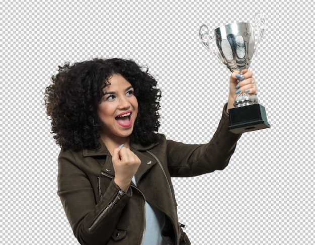 Joven mujer sosteniendo un trofeo