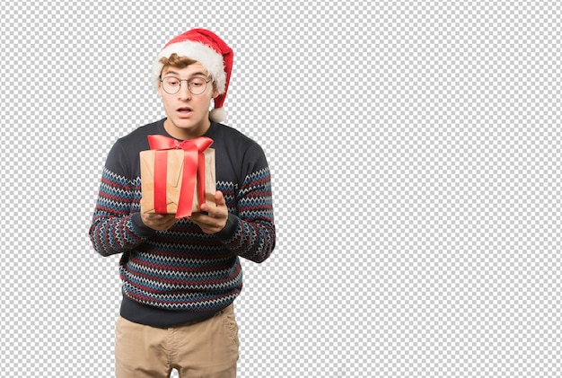 Joven en Navidad haciendo gestos