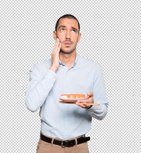 Joven con palillos para comer sushi