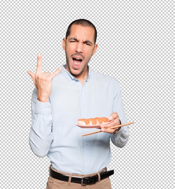 Joven con palillos para comer sushi