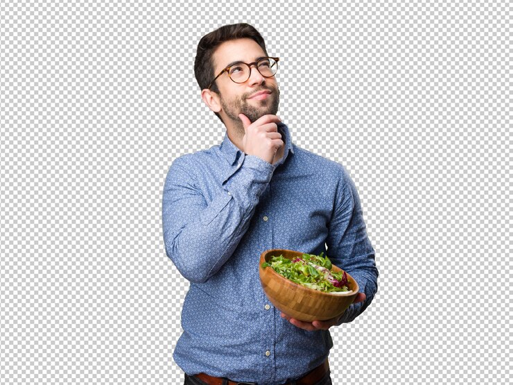 PSD joven pensando y sosteniendo una ensalada