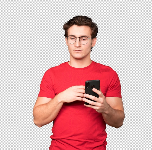 Joven pensativo usando su teléfono móvil