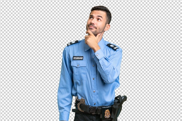 Joven policía caucásico sobre un fondo aislado que tiene dudas