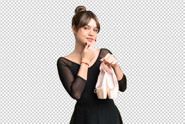 Una joven practicando ballet sobre un fondo aislado de tonalidades cromáticas feliz y sonriente