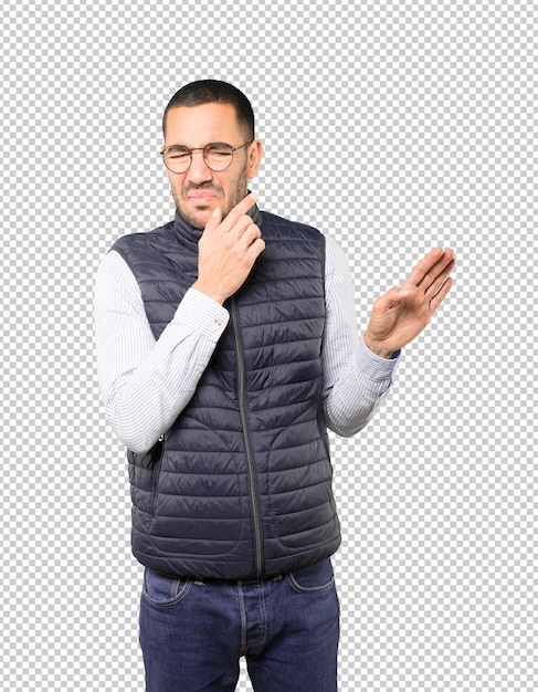 Joven preocupado con un gesto de disgusto