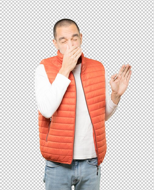 Joven preocupado con un gesto de disgusto