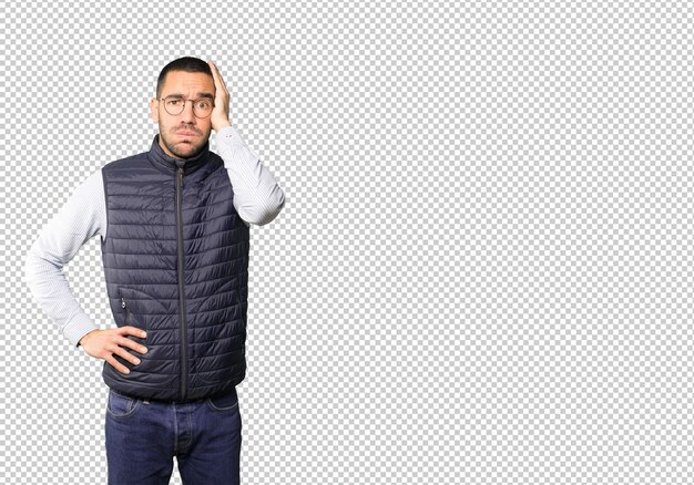 Joven preocupado haciendo un gesto de duda