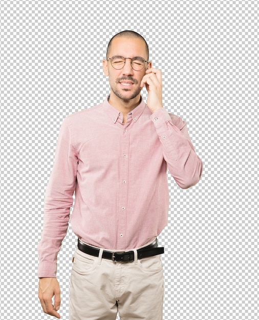 Joven preocupado haciendo un gesto de rascarse