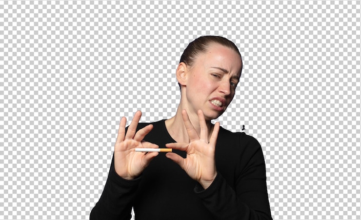 PSD una joven rubia y bonita con un cigarrillo.
