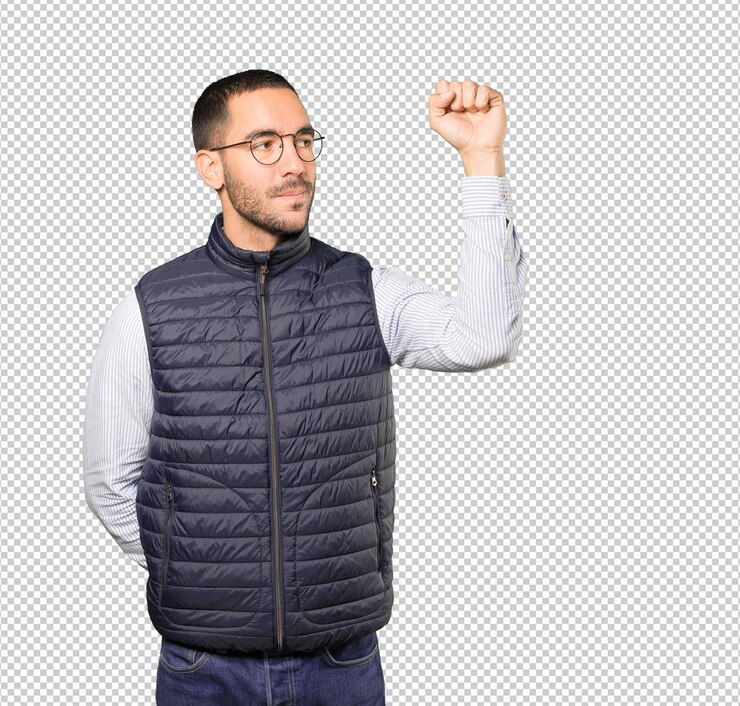 PSD joven serio con el puño en alto