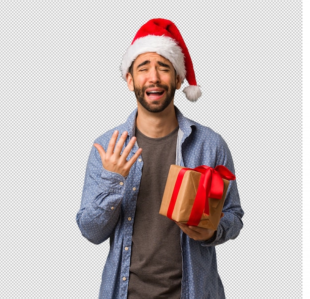 Joven con sombrero de santa muy asustado y asustado.