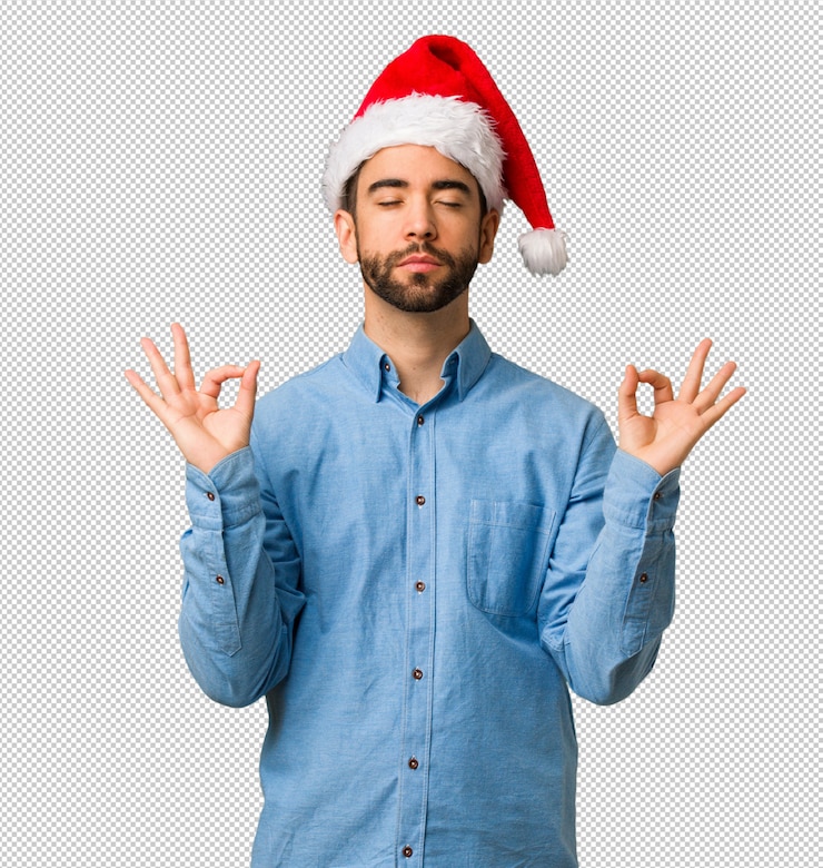 PSD joven con sombrero de santa realizando yoga