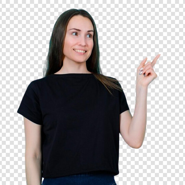 Una joven sonriente apunta a la derecha con el dedo índice sobre un fondo transparente