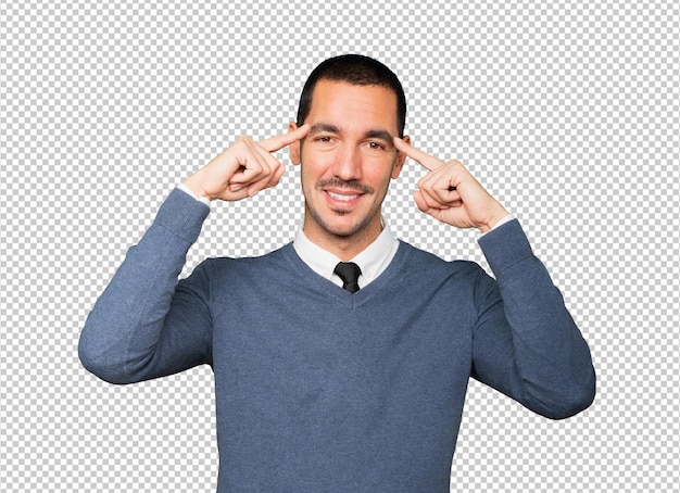 Joven sorprendido haciendo un gesto de concentración