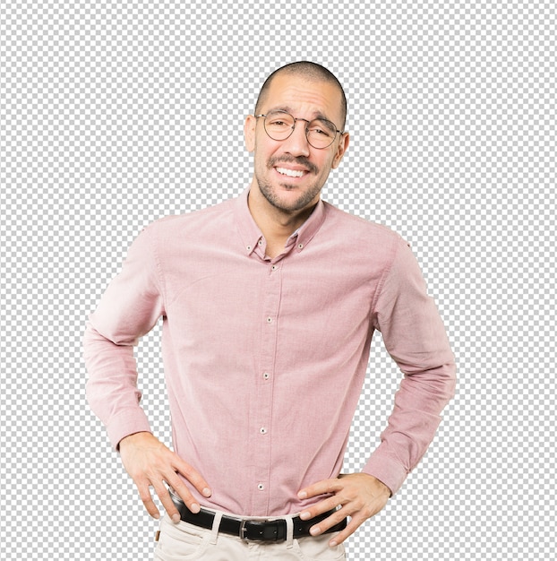 Joven sorprendido mirando hacia arriba gesto