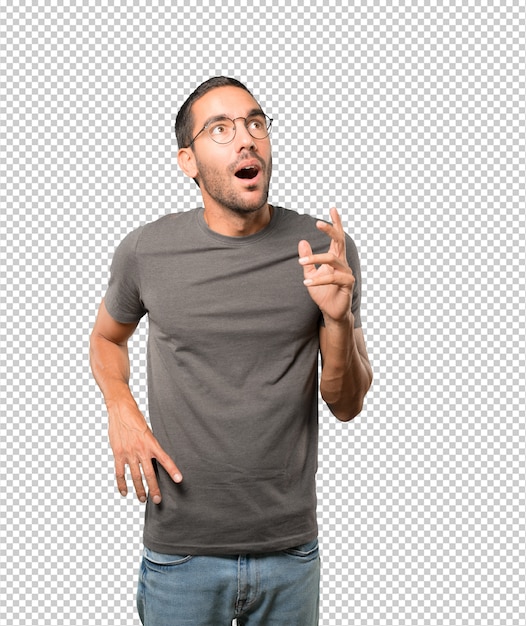 Joven sorprendido mirando gesto