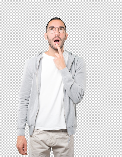 Joven sorprendido mirando gesto