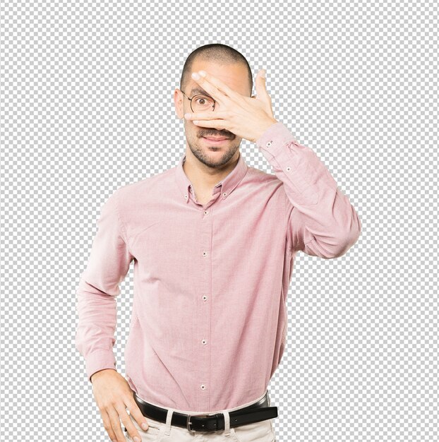 Joven tapándose los ojos con las manos