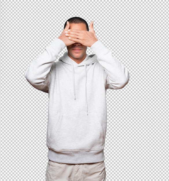 Joven tapándose los ojos con las manos