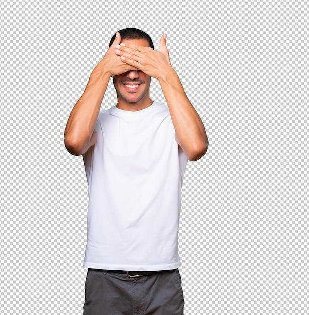 Joven tapándose los ojos con las manos