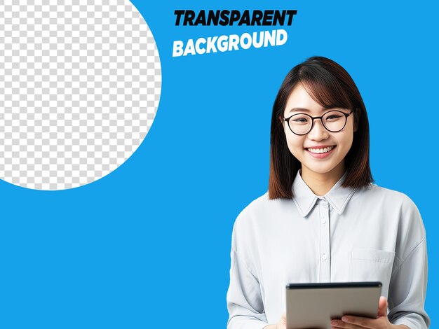 Joven trabajador corporativo asiático transparente con gafas sonriendo y sosteniendo una tableta digital de pie