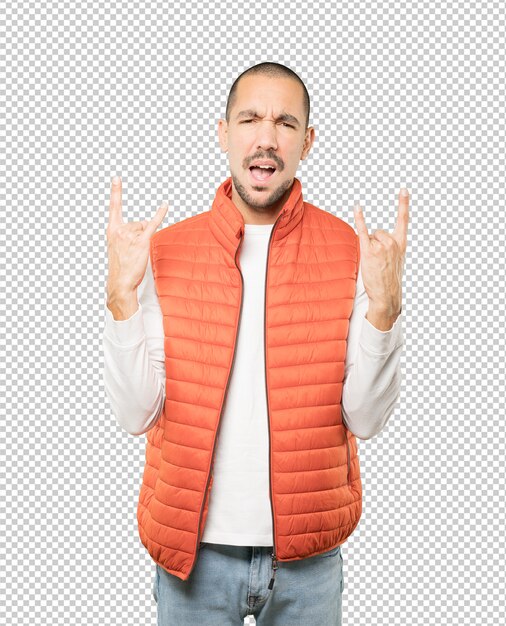 Joven travieso haciendo un gesto de rock