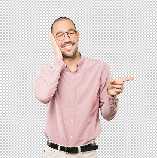 Joven travieso riéndose de ti