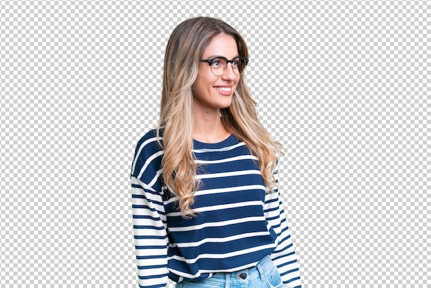 Una joven uruguaya sobre un fondo aislado mirando hacia un lado