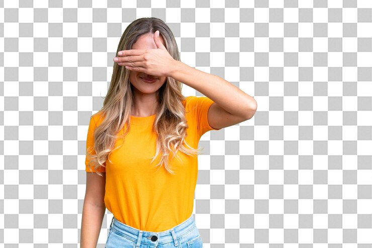 PSD joven uruguaya sobre un fondo aislado que cubre los ojos con las manos no quiero ver algo
