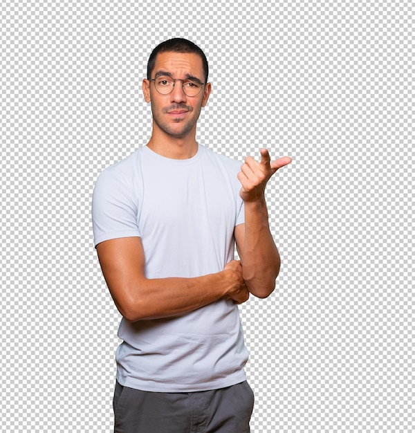 Joven vacilante apuntando hacia ti con su dedo