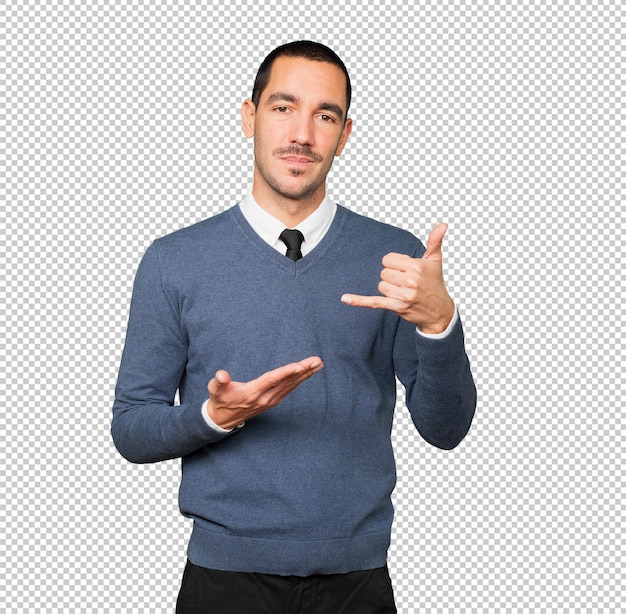 Joven vacilante haciendo un gesto de llamar con la mano