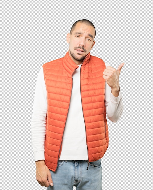 Joven vacilante haciendo un gesto de que todo está bien