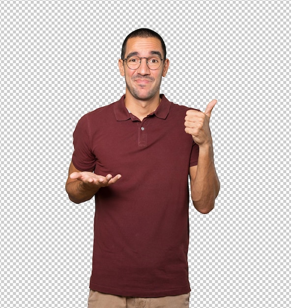Joven vacilante haciendo un gesto de que todo está bien