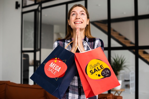 Jovencita con bolsas de papel super venta