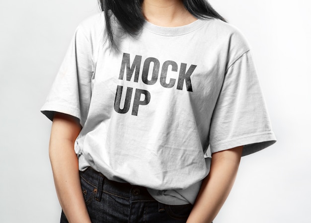 Jovencita con maqueta de camiseta blanca